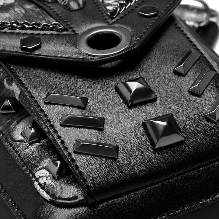 Borsa da gamba con catena Steampunk e decorazione a borchie con teschio