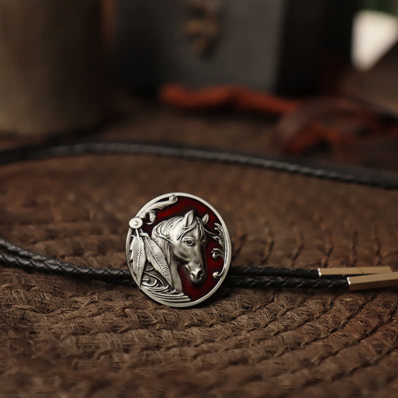 Cravatta Bolo con testa di cavallo in rilievo - Rosso - Pelle PU - image 1