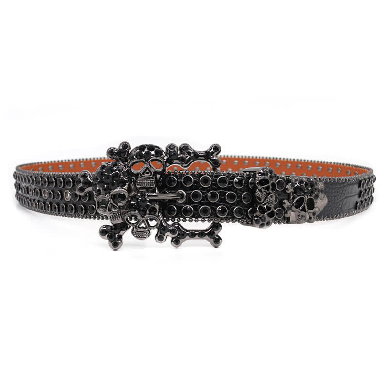 Cintura in pelle con fibbia a forma di teschio nero e borchie di strass