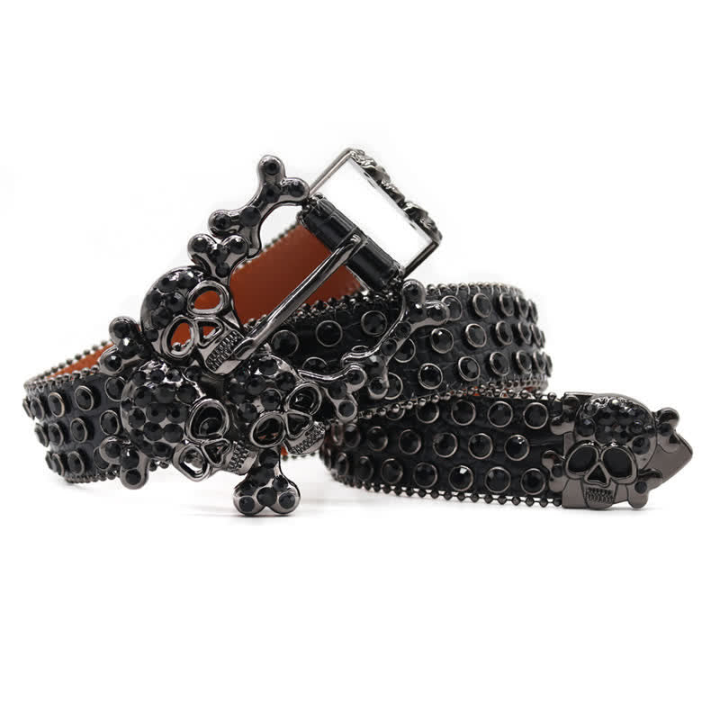 Cintura in pelle con fibbia a forma di teschio nero e borchie di strass