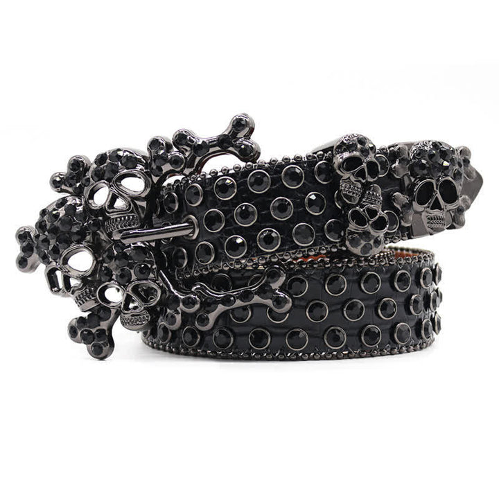 Cintura in pelle con fibbia a forma di teschio nero e borchie di strass