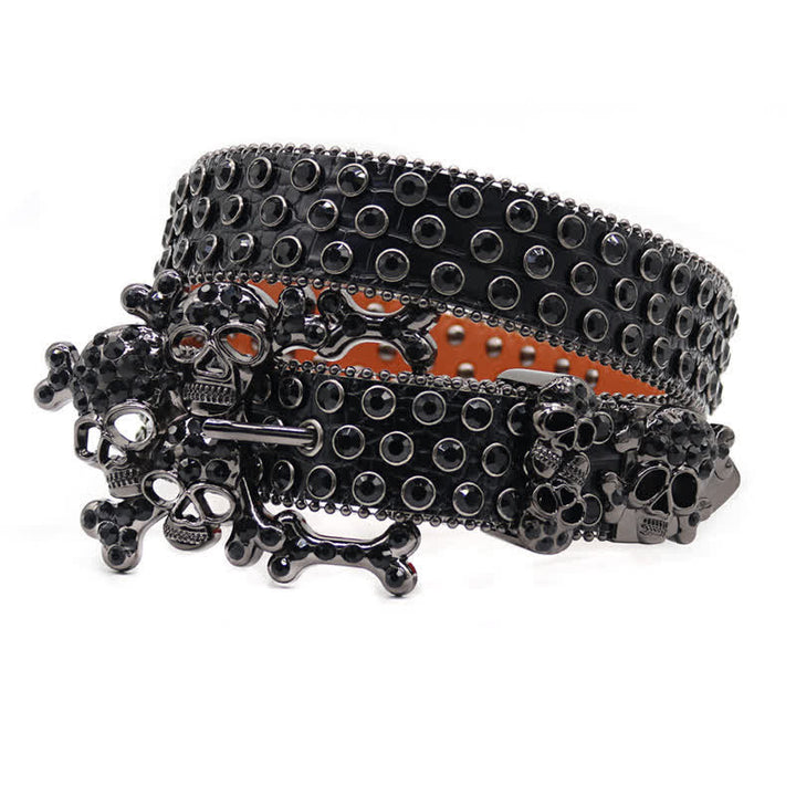 Cintura in pelle con fibbia a forma di teschio nero e borchie di strass