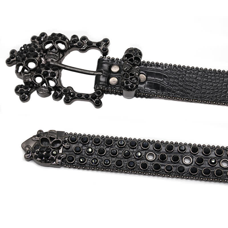Cintura in pelle con fibbia a forma di teschio nero e borchie di strass