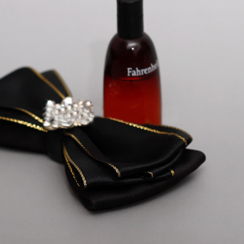Papillon da uomo con bordo dorato e fiore di strass