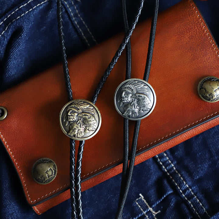 Cravatta Bolo con testa di capo indiano intagliata da cowboy