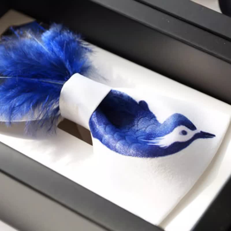 Papillon con piume di uccello blu navy e bianco puro