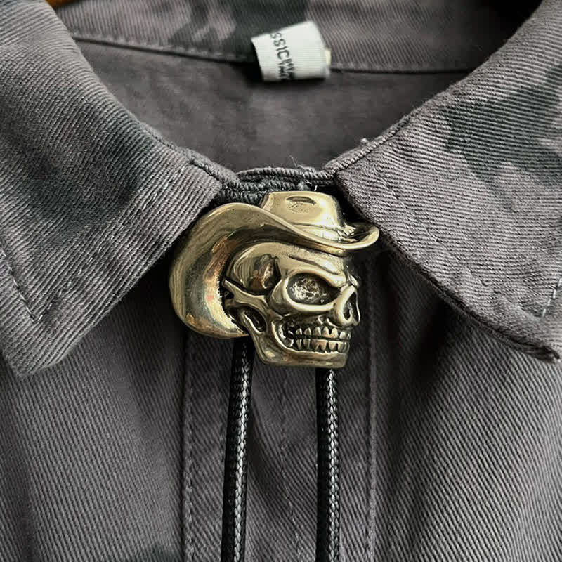 Cravatta Bolo con teschio in bronzo e cappello da cowboy