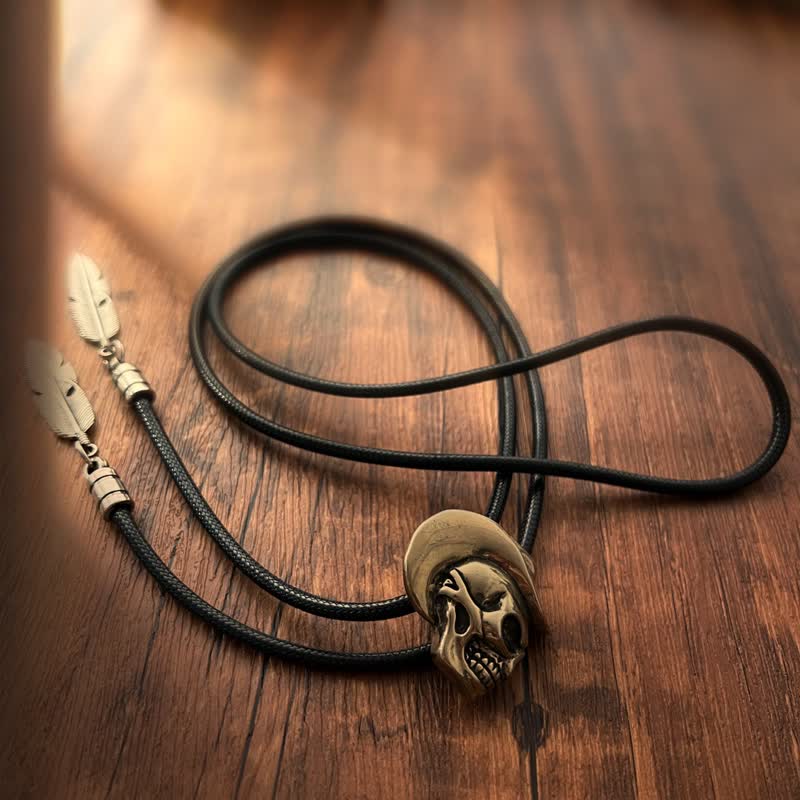 Cravatta Bolo con teschio in bronzo e cappello da cowboy
