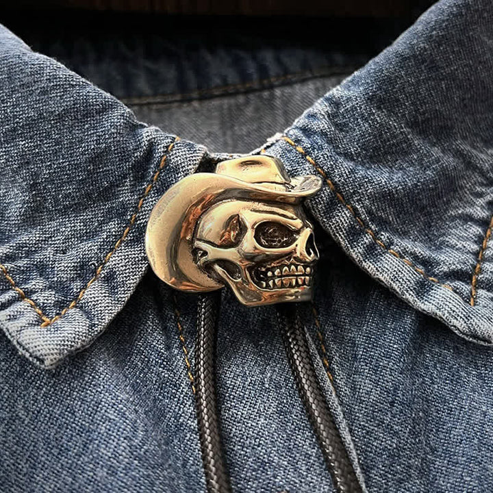 Cravatta Bolo con teschio in bronzo e cappello da cowboy