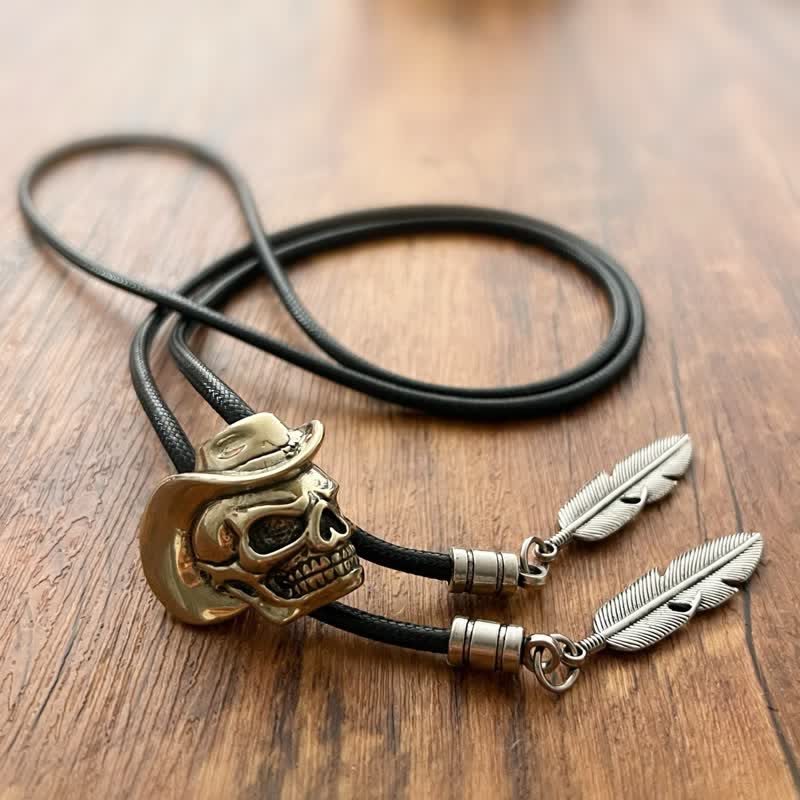 Cravatta Bolo con teschio in bronzo e cappello da cowboy