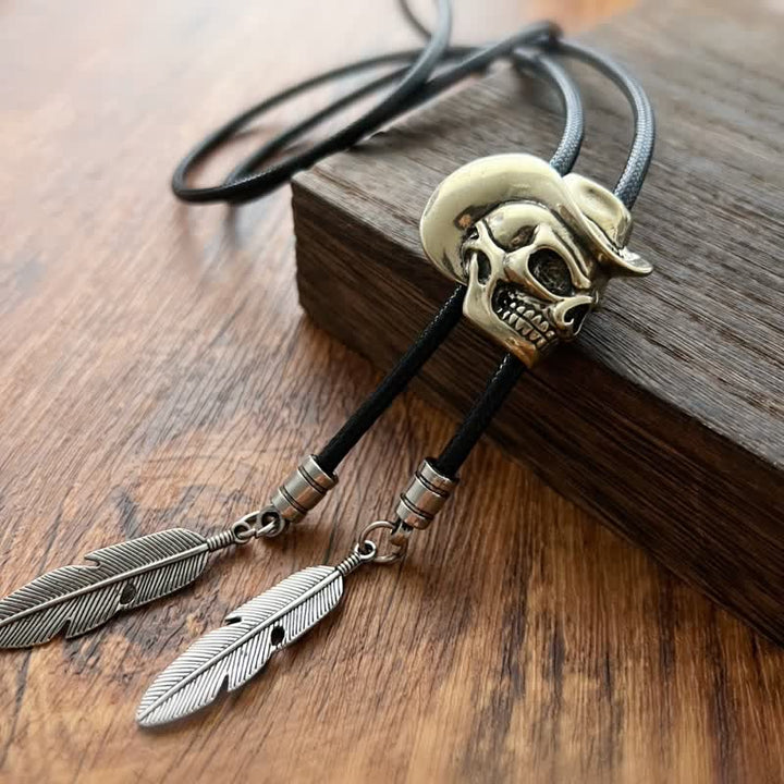 Cravatta Bolo con teschio in bronzo e cappello da cowboy