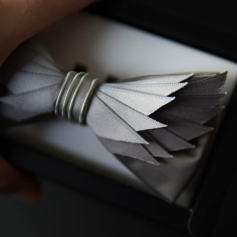 Papillon da uomo a forma di ali realistiche in argento e grigio