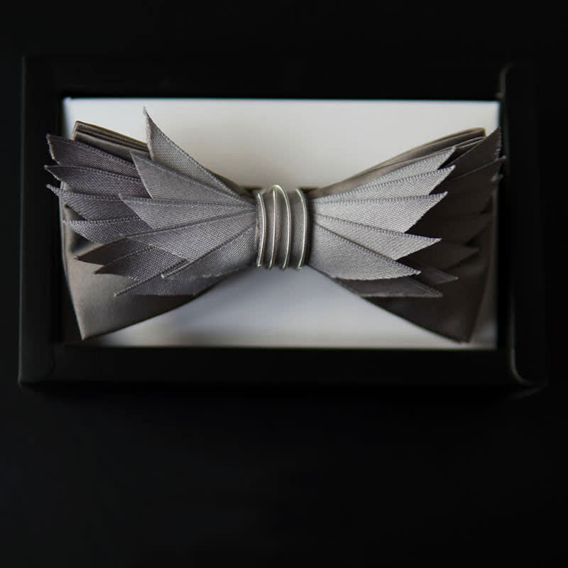 Papillon da uomo a forma di ali realistiche in argento e grigio