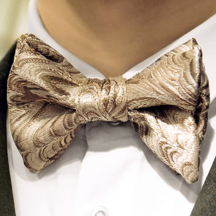 Papillon oversize a punta con motivo a spina di pesce in jacquard dorato da uomo