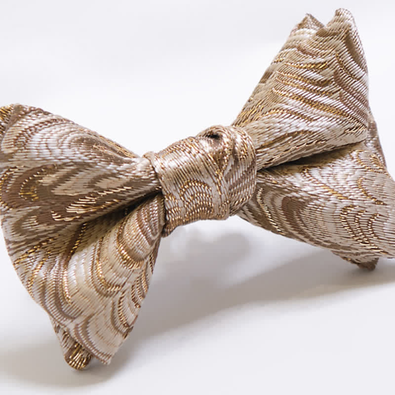 Papillon oversize a punta con motivo a spina di pesce in jacquard dorato da uomo