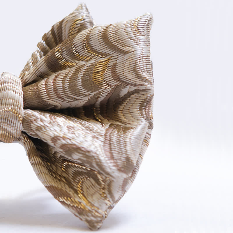 Papillon oversize a punta con motivo a spina di pesce in jacquard dorato da uomo