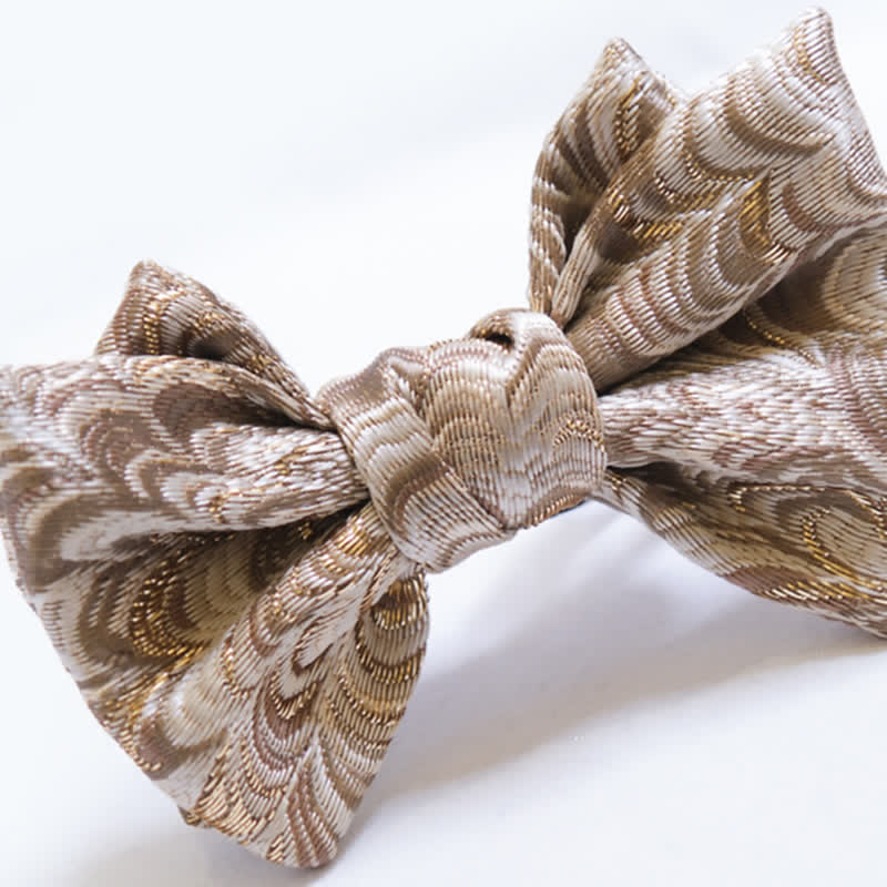 Papillon oversize a punta con motivo a spina di pesce in jacquard dorato da uomo