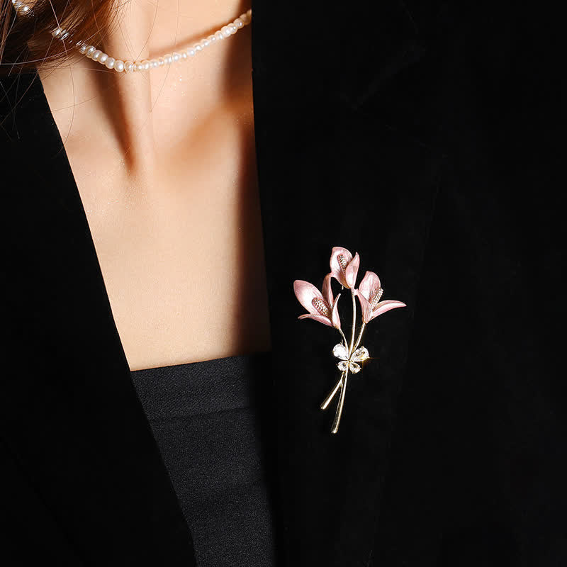 Spilla da donna con fiore di giglio rosa e zircone smaltato