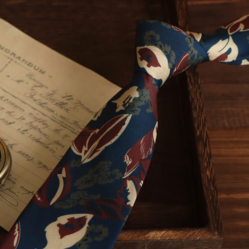 Cravatta da uomo con motivo floreale blu navy e rosso