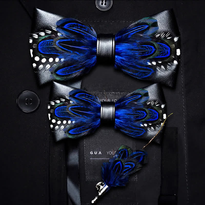 Papillon con piume vivaci a pois bianchi e blu scuro per bambini con spilla da bavero