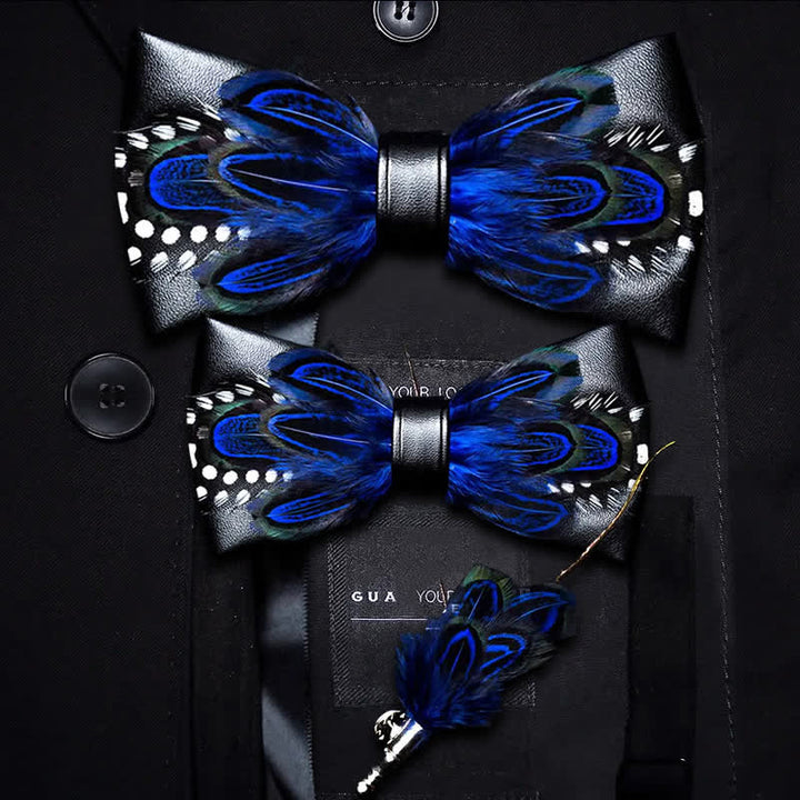 Papillon con piume vivaci a pois bianchi e blu scuro per bambini con spilla da bavero