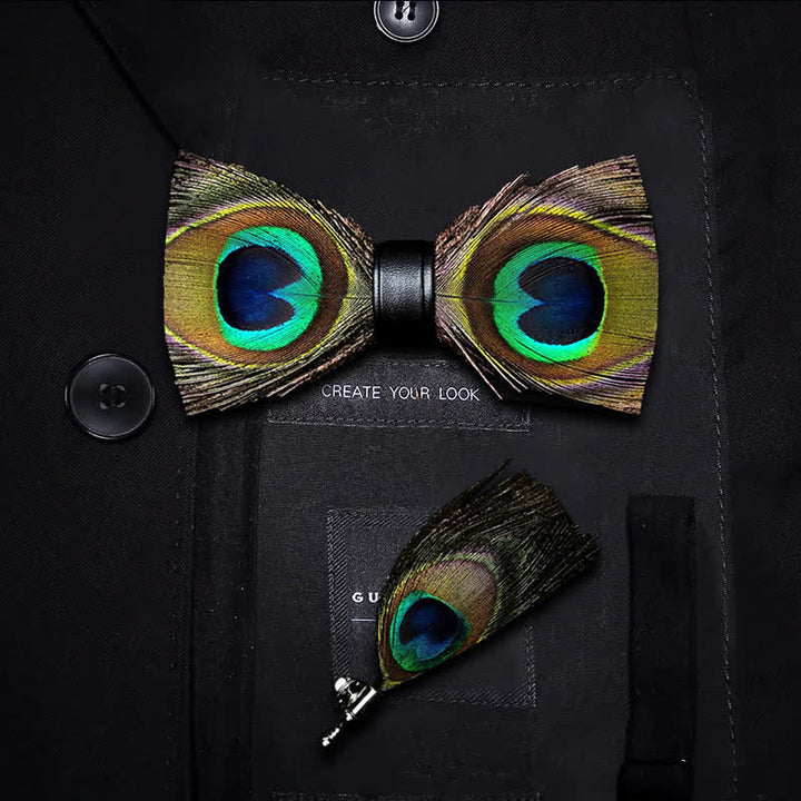 Papillon con piume di pavone verde per bambini con spilla da bavero