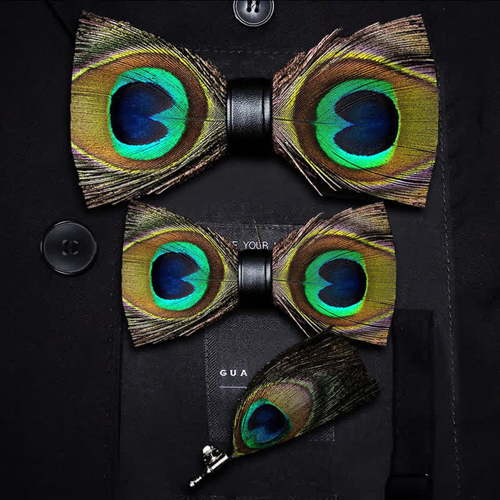 Papillon con piume di pavone verde per bambini con spilla da bavero