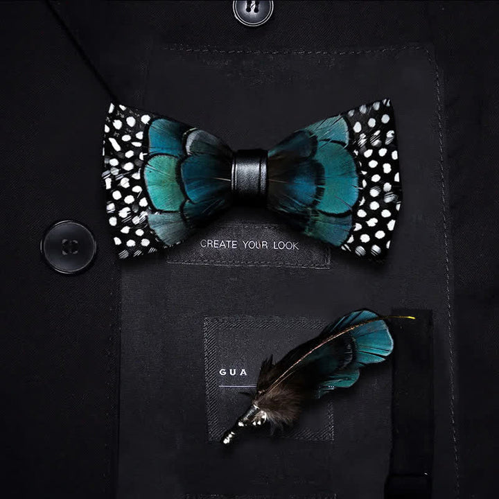 Papillon con piume nere e turchesi per bambini con spilla da bavero