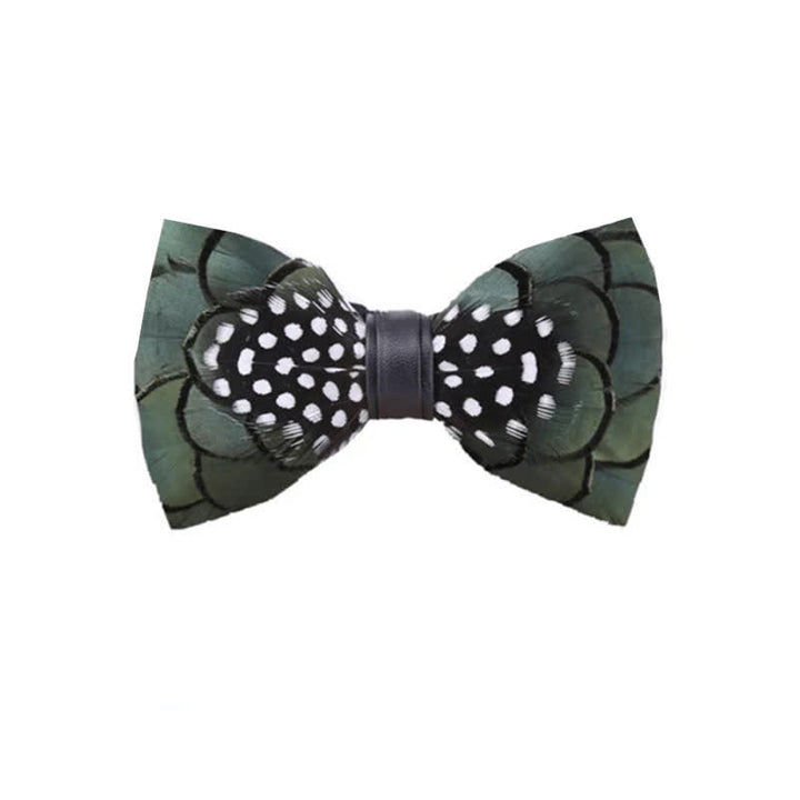 Papillon con piume verde scuro chic per bambini con spilla da bavero