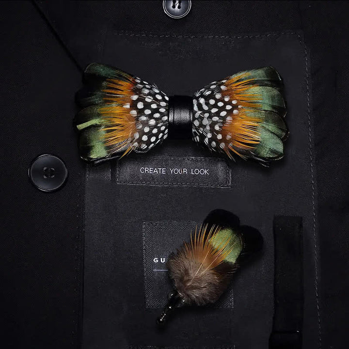 Papillon vintage con piume verde foresta e arancione per bambini con spilla da bavero