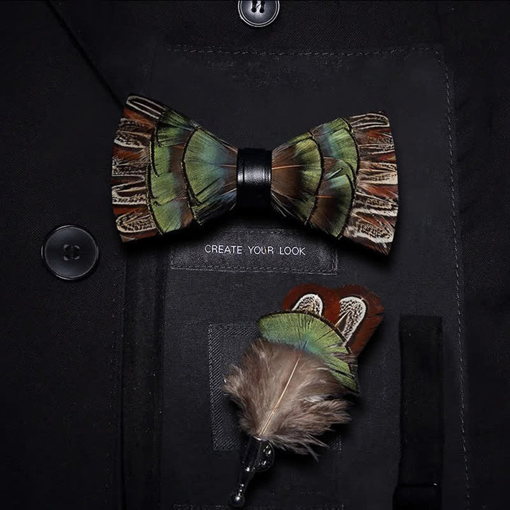 Papillon retrò con piume marrone e verde foresta per bambini con spilla da bavero