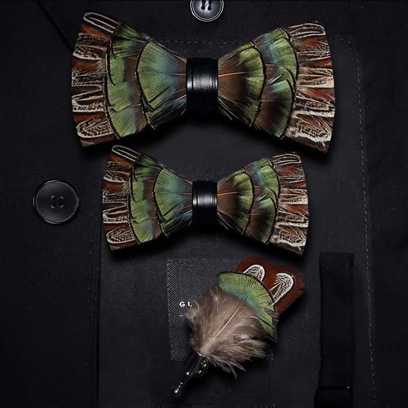 Papillon retrò con piume marrone e verde foresta per bambini con spilla da bavero