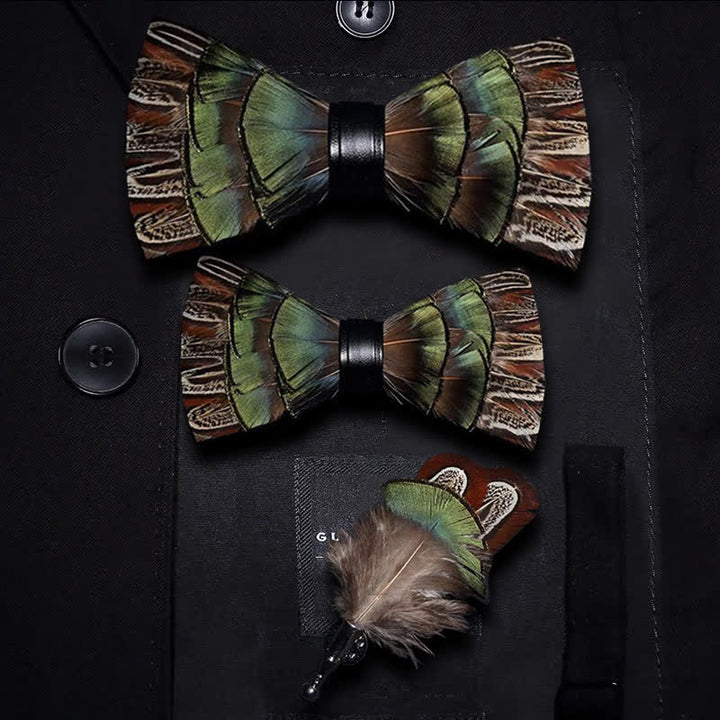 Papillon retrò con piume marrone e verde foresta per bambini con spilla da bavero