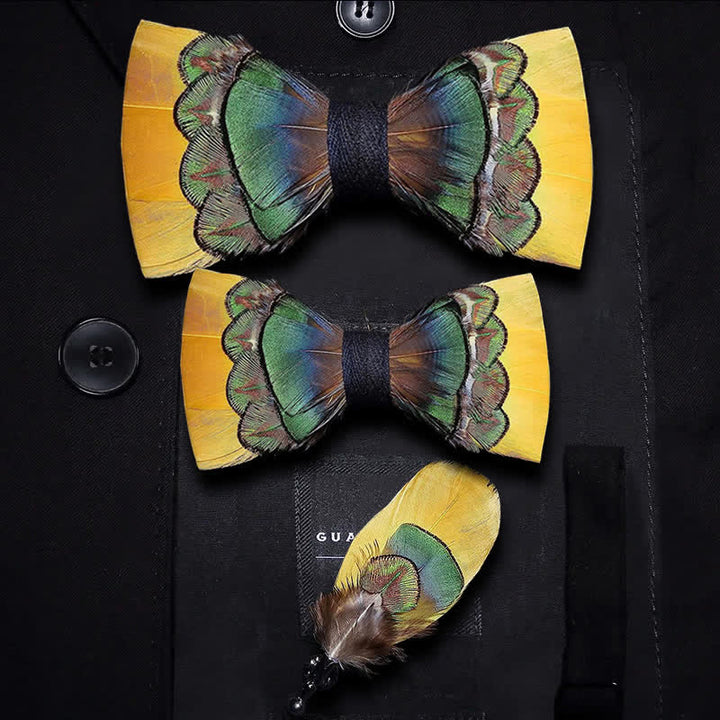 Papillon con piume di pavone giallo brillante e verde per bambini con spilla da bavero