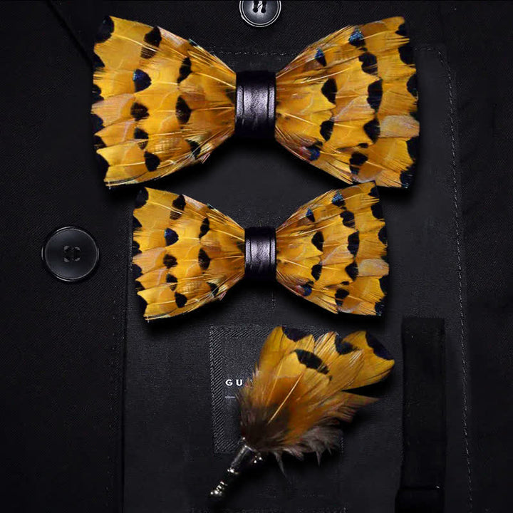 Papillon con piume di coda di fringuello gialle e dorate per bambini con spilla da bavero