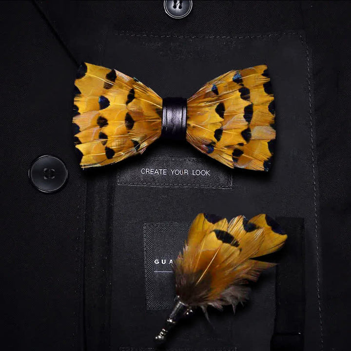 Papillon con piume di coda di fringuello gialle e dorate per bambini con spilla da bavero