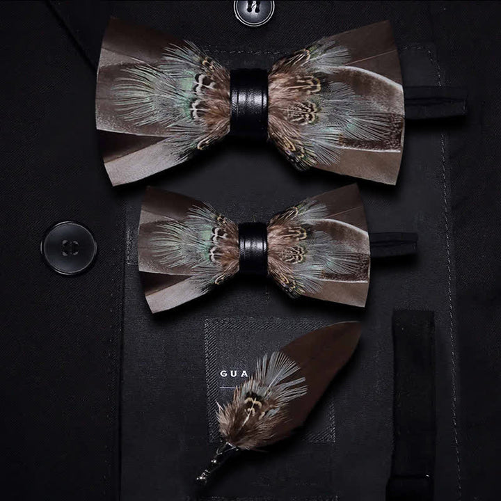Papillon rustico marrone con piume per bambini con spilla da bavero