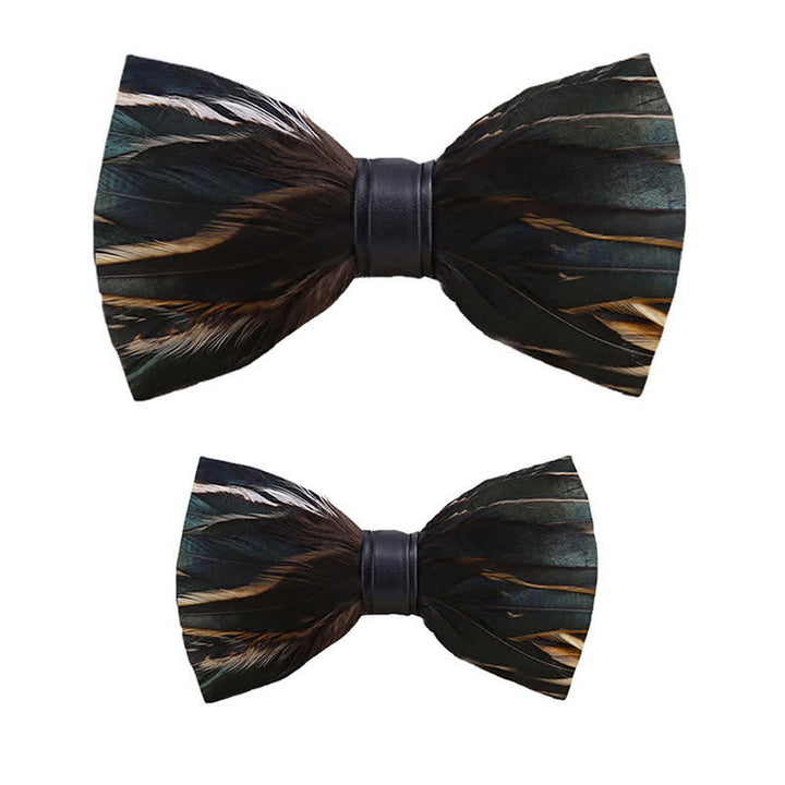 Papillon con piume grigio ardesia scuro per bambini con spilla da bavero