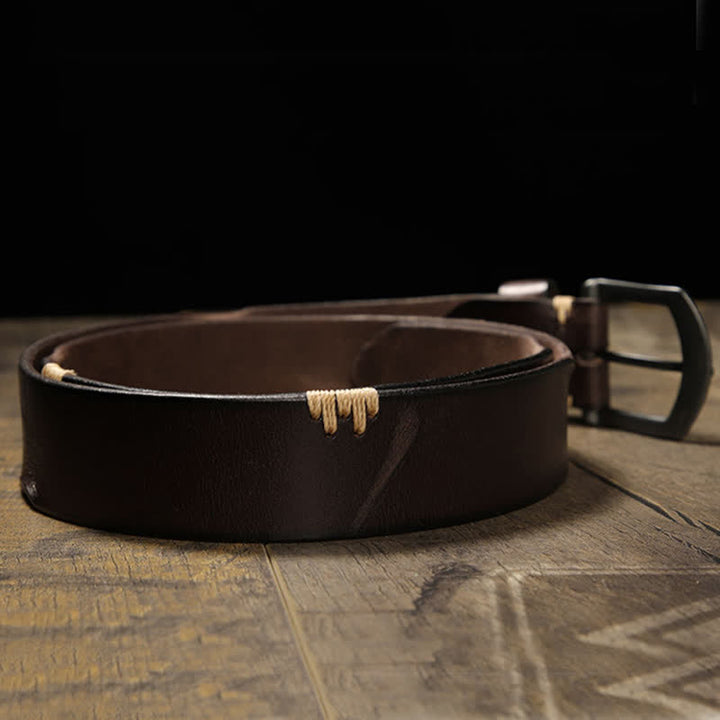 Cintura in pelle da uomo con cuciture retrò e jeans coordinati