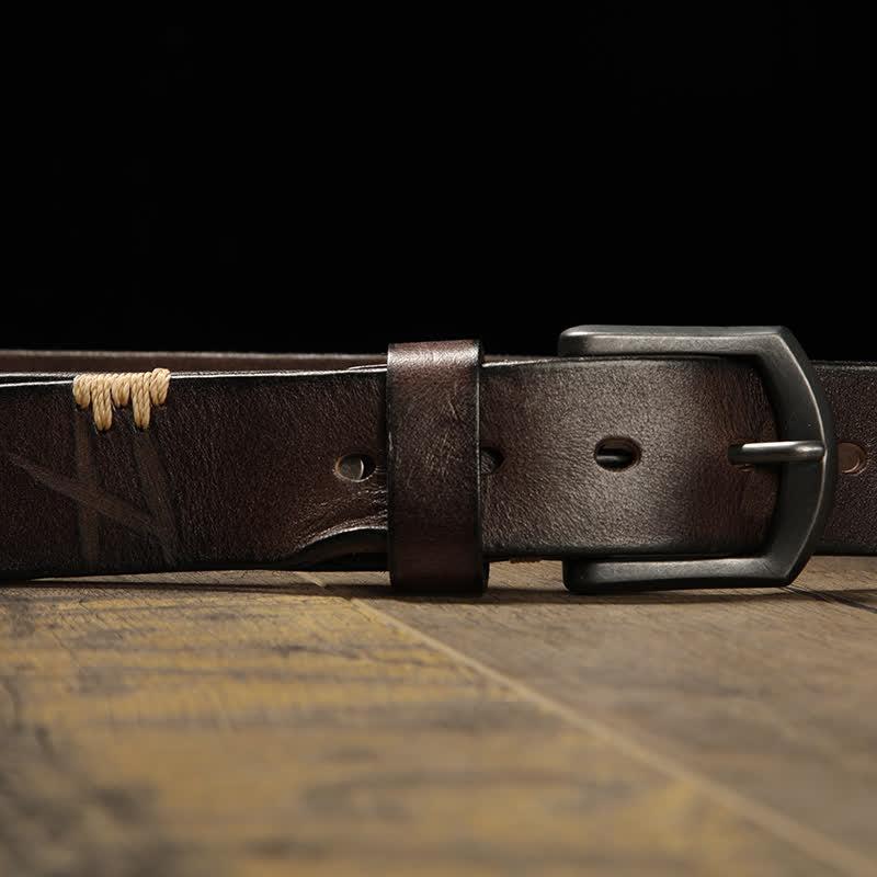 Cintura in pelle da uomo con cuciture retrò e jeans coordinati