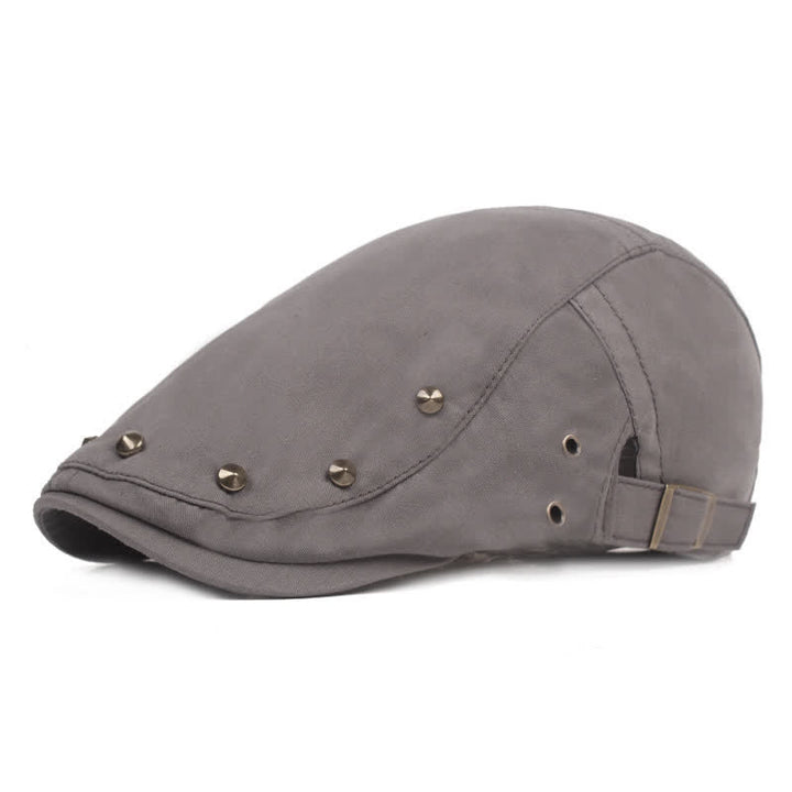 Cappello da giornalaio con borchie e rivetti punk alla moda