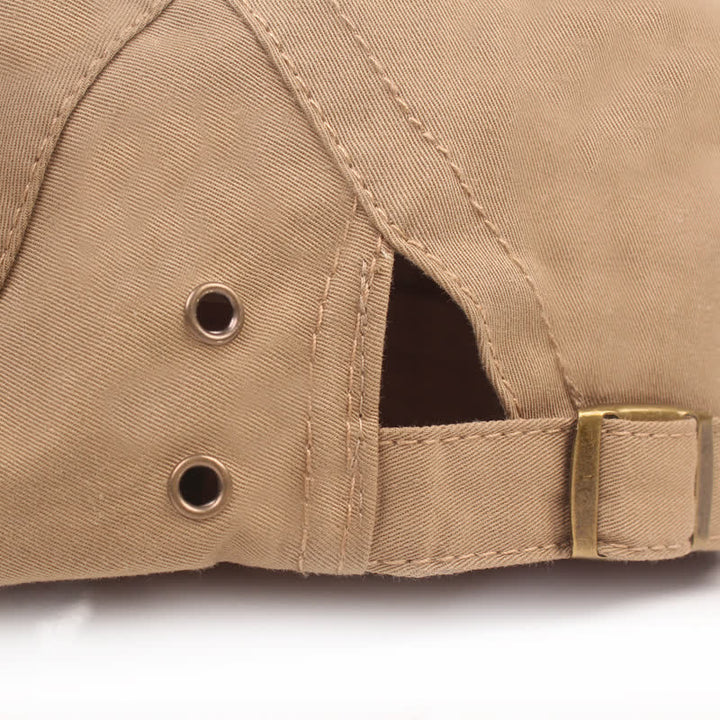 Cappello da giornalaio con borchie e rivetti punk alla moda