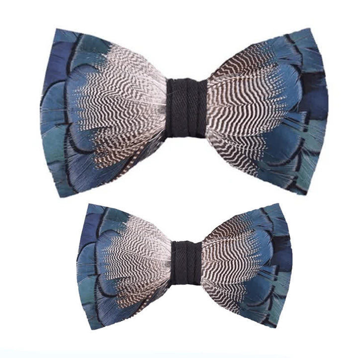 Papillon con piume di anatra selvatica blu e bianca con spilla da bavero