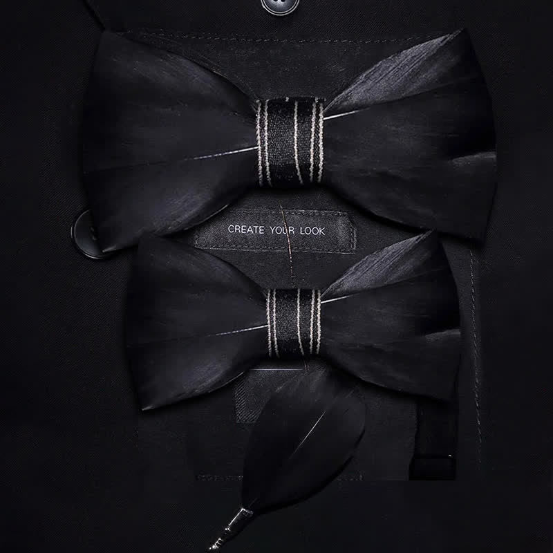 Papillon nero con piuma nobile e spilla da bavero