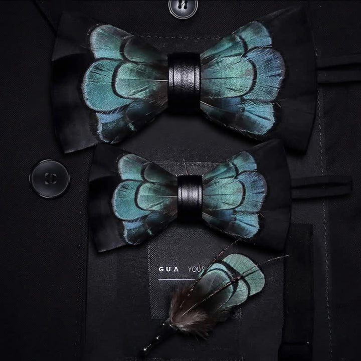 Papillon con piume squisite nere e verdi con spilla da bavero