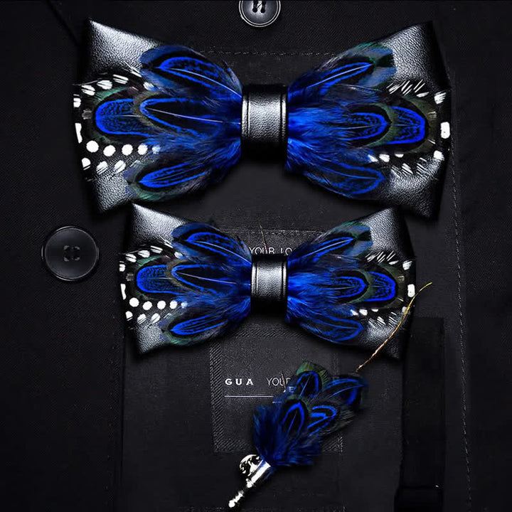 Papillon con piume vivaci a pois bianchi blu scuro con spilla da bavero