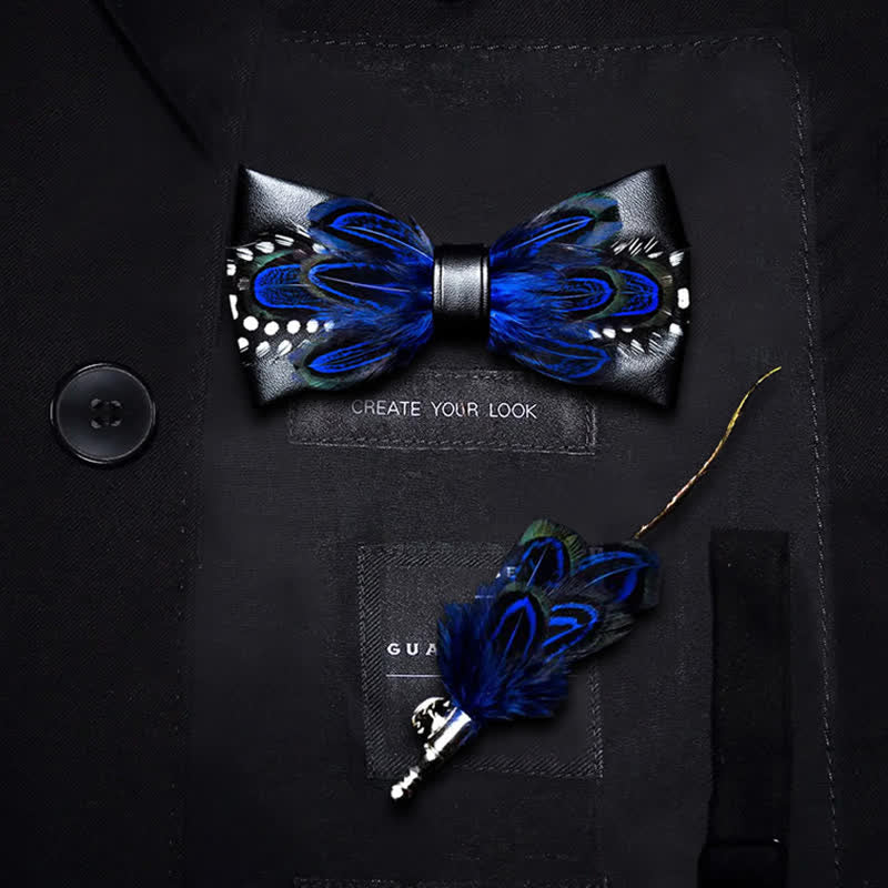 Papillon con piume vivaci a pois bianchi blu scuro con spilla da bavero