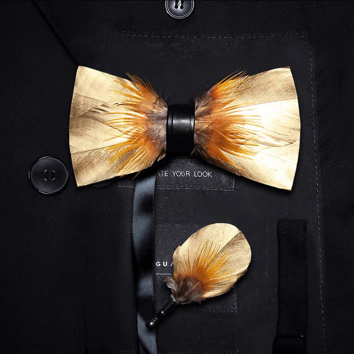 Papillon con piume color oro e tabacco e spilla da bavero