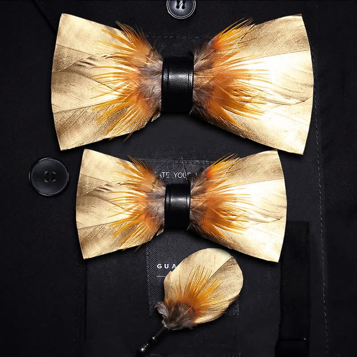 Papillon con piume color oro e tabacco e spilla da bavero