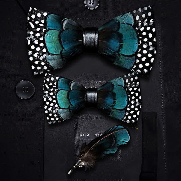 Papillon con piume turchesi e nere con spilla da bavero